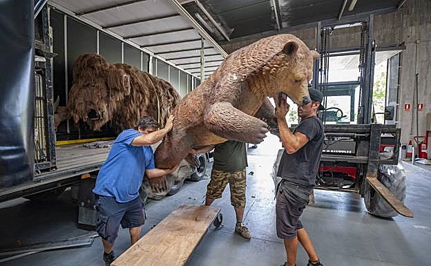 Imagen principal - Tres horas y 200 piezas para montar el T-rex en Santander