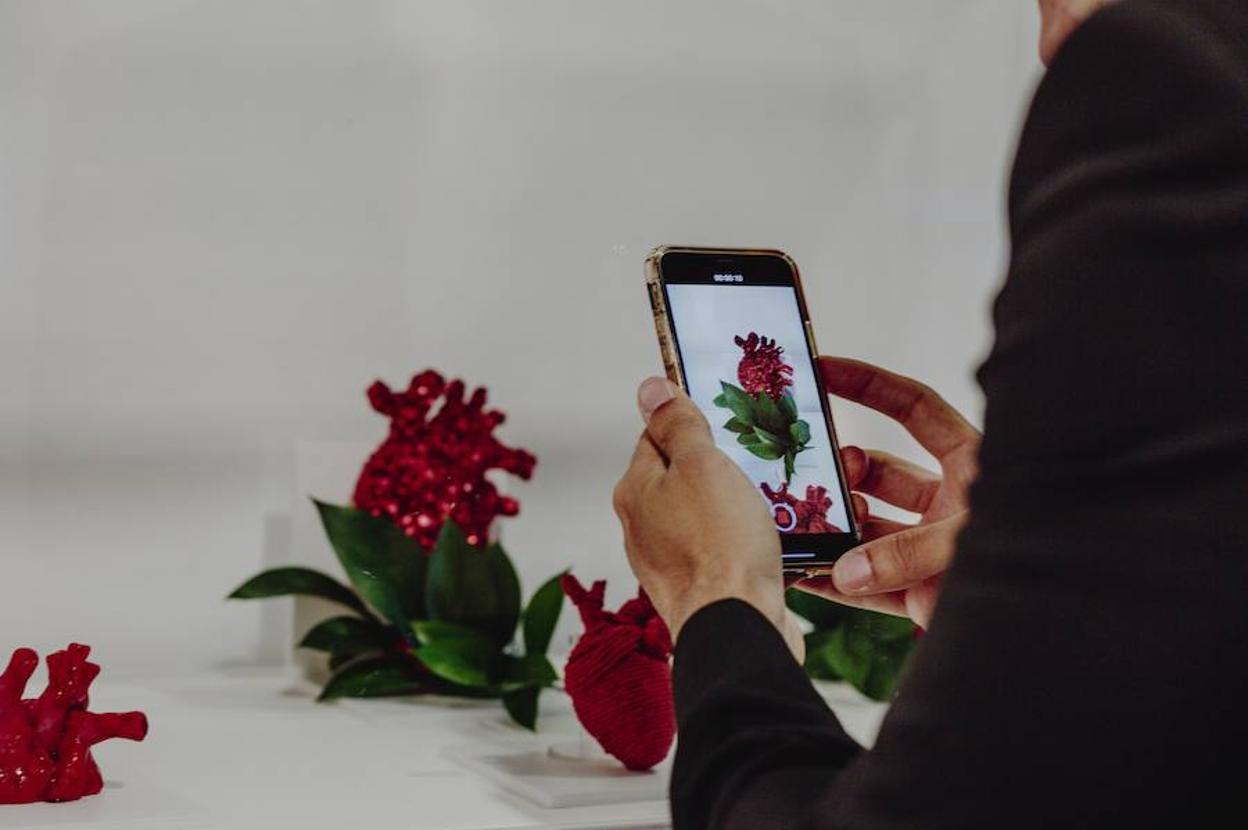 El artista fotografía algunas de las piezas que expone físicamente.