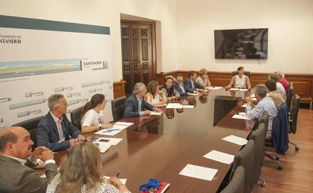 La alcaldesa presidió la reunión constitutiva de la Junta de Gobierno, que se celebró ayer a última hora de la mañana. 