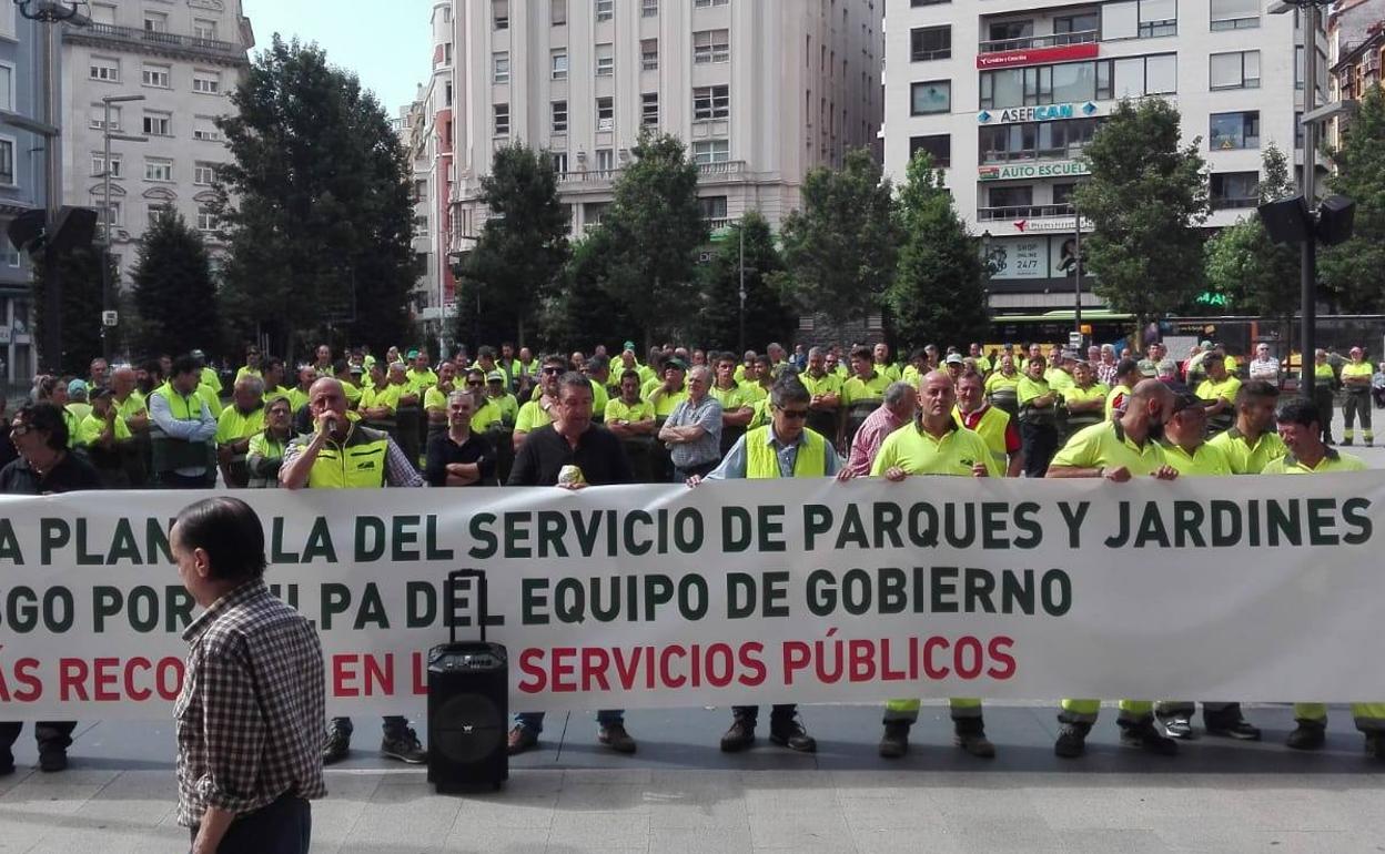 Los trabajadores de Parques y Jardines vuelven a manifestarse, para que «no caiga en el olvido nuestra situación»