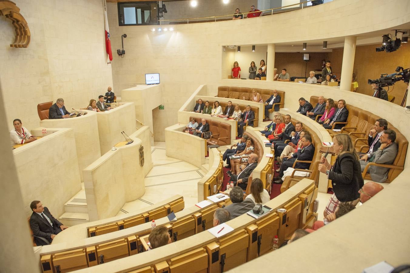 La diputada del PP Isabel Urrutia toma la palabra para la votación