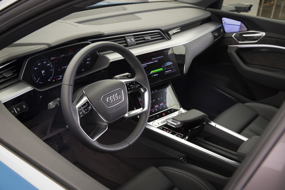 Audi ya presume de modelo eléctrico. El e-tron es un SUV de 4,90 metros de longitud, muy amplio y con un gran maletero. Con dos motores eléctricos, destaca por unas brillantes prestaciones y la autonomía es de más de 400 kilómetros.