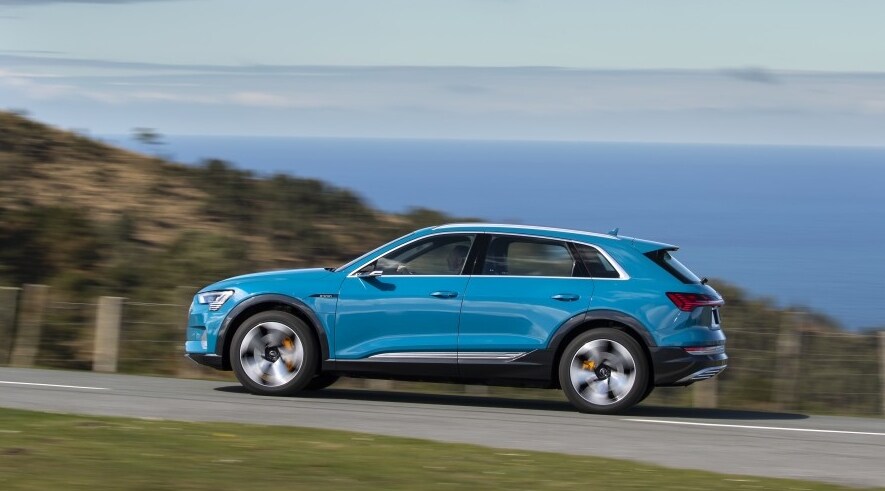 Audi ya presume de modelo eléctrico. El e-tron es un SUV de 4,90 metros de longitud, muy amplio y con un gran maletero. Con dos motores eléctricos, destaca por unas brillantes prestaciones y la autonomía es de más de 400 kilómetros.