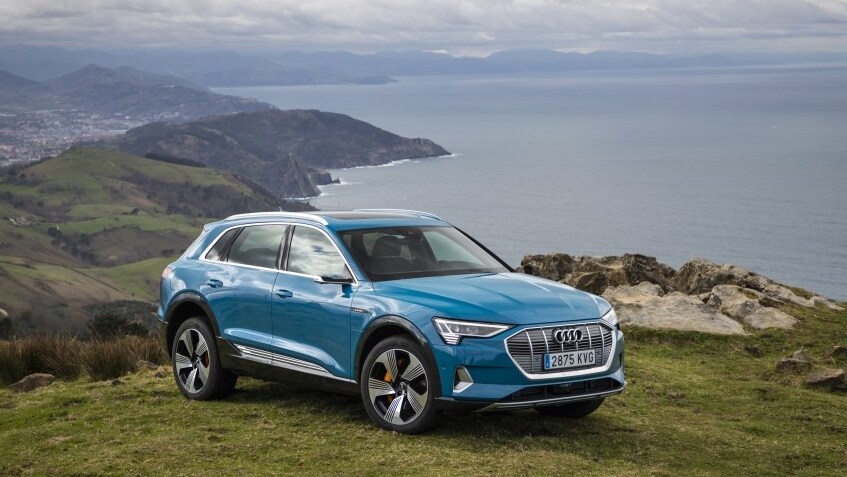 Audi ya presume de modelo eléctrico. El e-tron es un SUV de 4,90 metros de longitud, muy amplio y con un gran maletero. Con dos motores eléctricos, destaca por unas brillantes prestaciones y la autonomía es de más de 400 kilómetros.