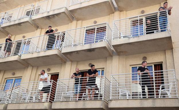 Agentes de Policía Nacional trasladados a Cataluña por el referéndum de 1-O se asoman a los balcones. 