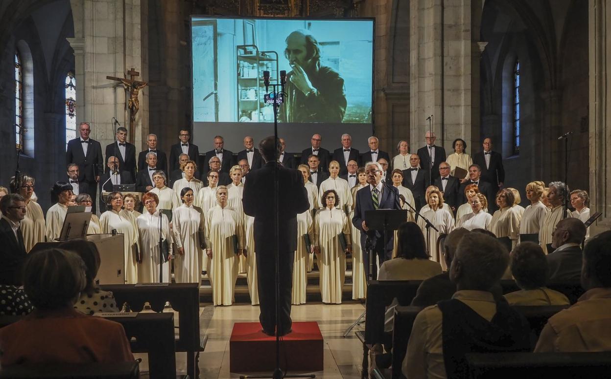 La Coral Salvé y Luis del Olmo recordaron ayer a Enrique Gran en la catedral de Santander. 