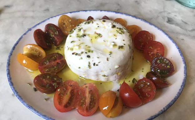 Tomatitos con queso fresco y orégano. 
