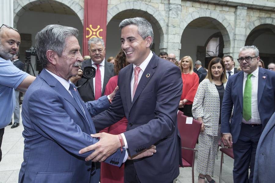 El líder regionalista, que ha gobernado con el PP y el PSOE, a sus 76 años logra hacer cumbre con el PRC y jura el cargo rodeado de familiares, amigos, las principales autoridades de la Comunidad y la ministra de Hacienda en funciones María Jesús Montero