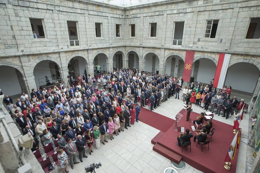 El líder regionalista, que ha gobernado con el PP y el PSOE, a sus 76 años logra hacer cumbre con el PRC y jura el cargo rodeado de familiares, amigos, las principales autoridades de la Comunidad y la ministra de Hacienda en funciones María Jesús Montero