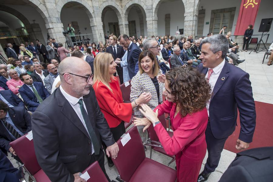 El líder regionalista, que ha gobernado con el PP y el PSOE, a sus 76 años logra hacer cumbre con el PRC y jura el cargo rodeado de familiares, amigos, las principales autoridades de la Comunidad y la ministra de Hacienda en funciones María Jesús Montero