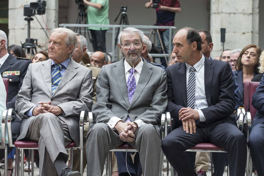 El líder regionalista, que ha gobernado con el PP y el PSOE, a sus 76 años logra hacer cumbre con el PRC y jura el cargo rodeado de familiares, amigos, las principales autoridades de la Comunidad y la ministra de Hacienda en funciones María Jesús Montero