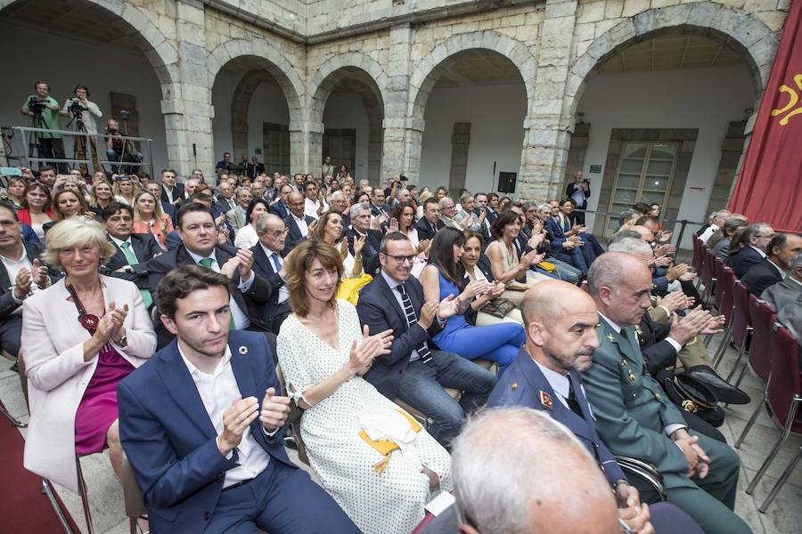 El líder regionalista, que ha gobernado con el PP y el PSOE, a sus 76 años logra hacer cumbre con el PRC y jura el cargo rodeado de familiares, amigos, las principales autoridades de la Comunidad y la ministra de Hacienda en funciones María Jesús Montero