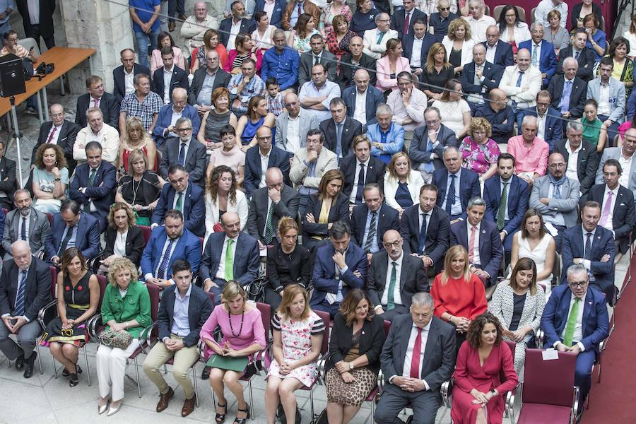 El líder regionalista, que ha gobernado con el PP y el PSOE, a sus 76 años logra hacer cumbre con el PRC y jura el cargo rodeado de familiares, amigos, las principales autoridades de la Comunidad y la ministra de Hacienda en funciones María Jesús Montero