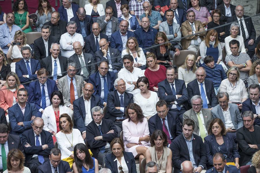 El líder regionalista, que ha gobernado con el PP y el PSOE, a sus 76 años logra hacer cumbre con el PRC y jura el cargo rodeado de familiares, amigos, las principales autoridades de la Comunidad y la ministra de Hacienda en funciones María Jesús Montero