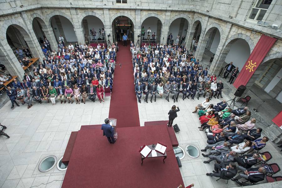 El líder regionalista, que ha gobernado con el PP y el PSOE, a sus 76 años logra hacer cumbre con el PRC y jura el cargo rodeado de familiares, amigos, las principales autoridades de la Comunidad y la ministra de Hacienda en funciones María Jesús Montero