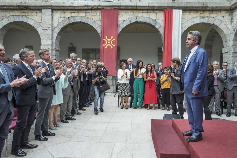 El líder regionalista, que ha gobernado con el PP y el PSOE, a sus 76 años logra hacer cumbre con el PRC y jura el cargo rodeado de familiares, amigos, las principales autoridades de la Comunidad y la ministra de Hacienda en funciones María Jesús Montero