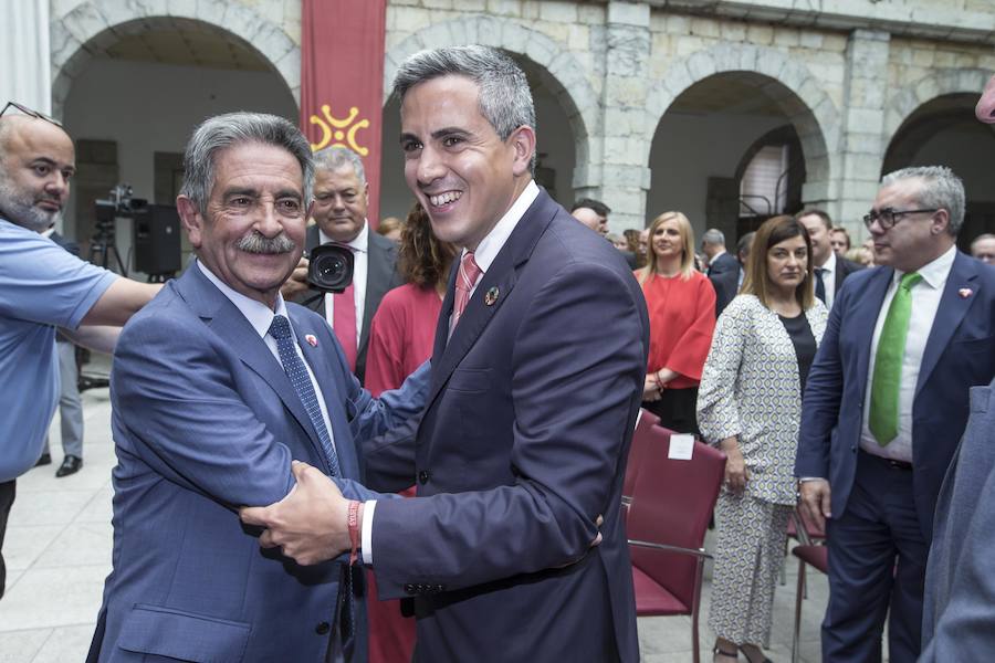 El líder regionalista, que ha gobernado con el PP y el PSOE, a sus 76 años logra hacer cumbre con el PRC y jura el cargo rodeado de familiares, amigos, las principales autoridades de la Comunidad y la ministra de Hacienda en funciones María Jesús Montero