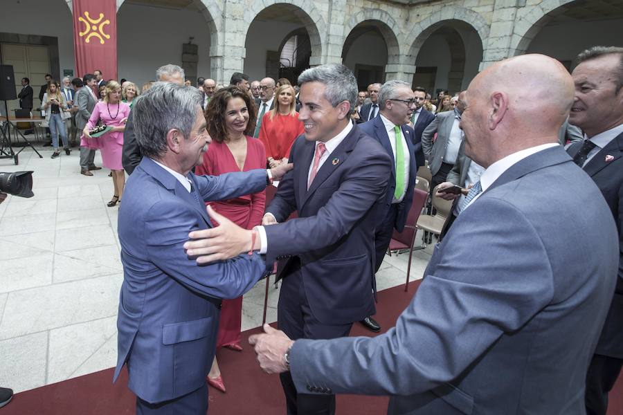 El líder regionalista, que ha gobernado con el PP y el PSOE, a sus 76 años logra hacer cumbre con el PRC y jura el cargo rodeado de familiares, amigos, las principales autoridades de la Comunidad y la ministra de Hacienda en funciones María Jesús Montero