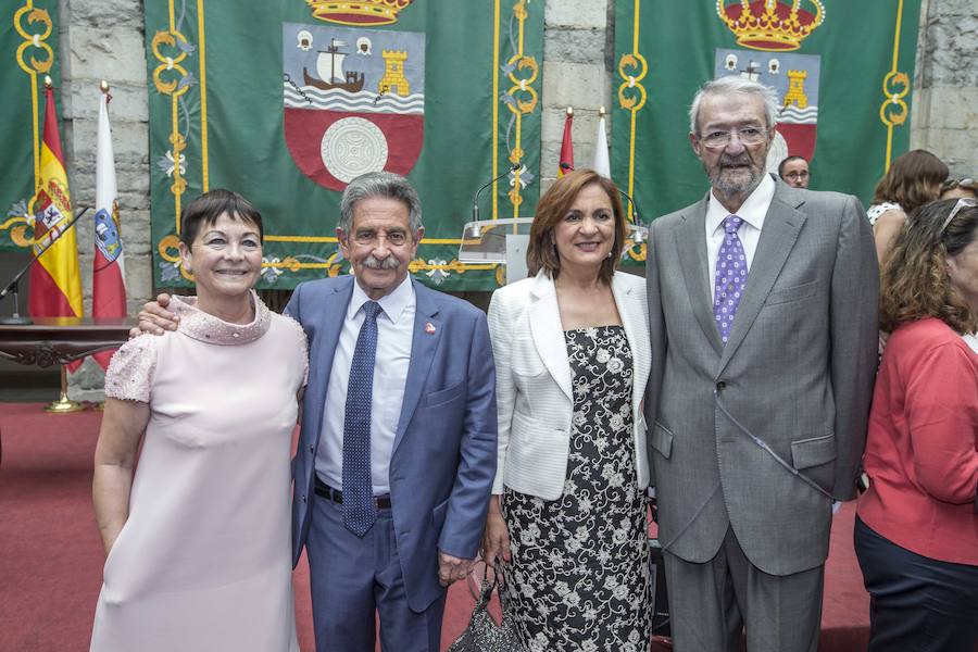 El líder regionalista, que ha gobernado con el PP y el PSOE, a sus 76 años logra hacer cumbre con el PRC y jura el cargo rodeado de familiares, amigos, las principales autoridades de la Comunidad y la ministra de Hacienda en funciones María Jesús Montero