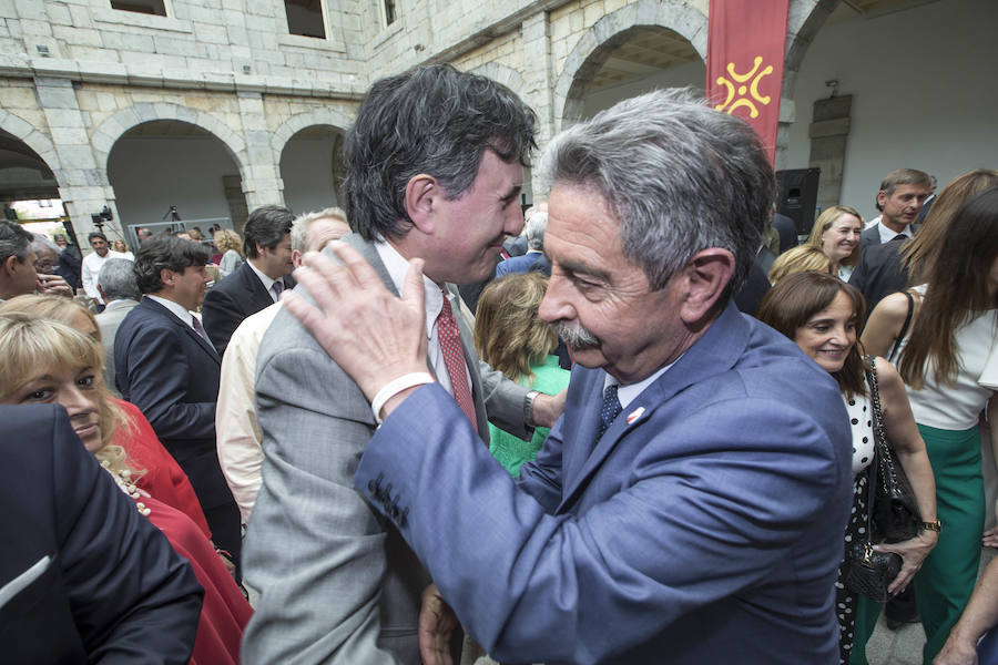 El líder regionalista, que ha gobernado con el PP y el PSOE, a sus 76 años logra hacer cumbre con el PRC y jura el cargo rodeado de familiares, amigos, las principales autoridades de la Comunidad y la ministra de Hacienda en funciones María Jesús Montero