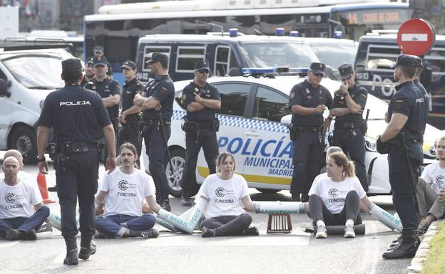 Activistas de Greenpeace encadenados en una de las entradas al área de Madrid Central.