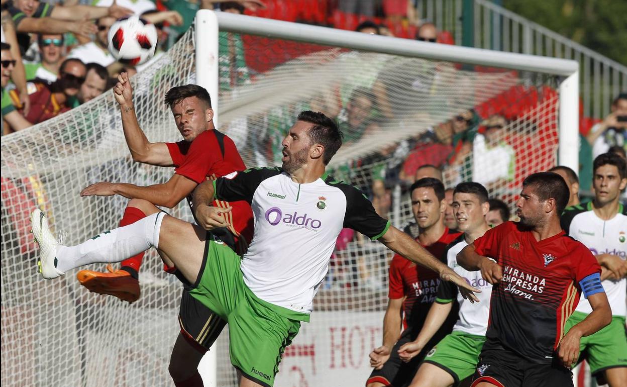 Figueras trata de despejar un balón en el partido ante el Mirandés, equipo con el que compartirá categoría la temporada que viene. 