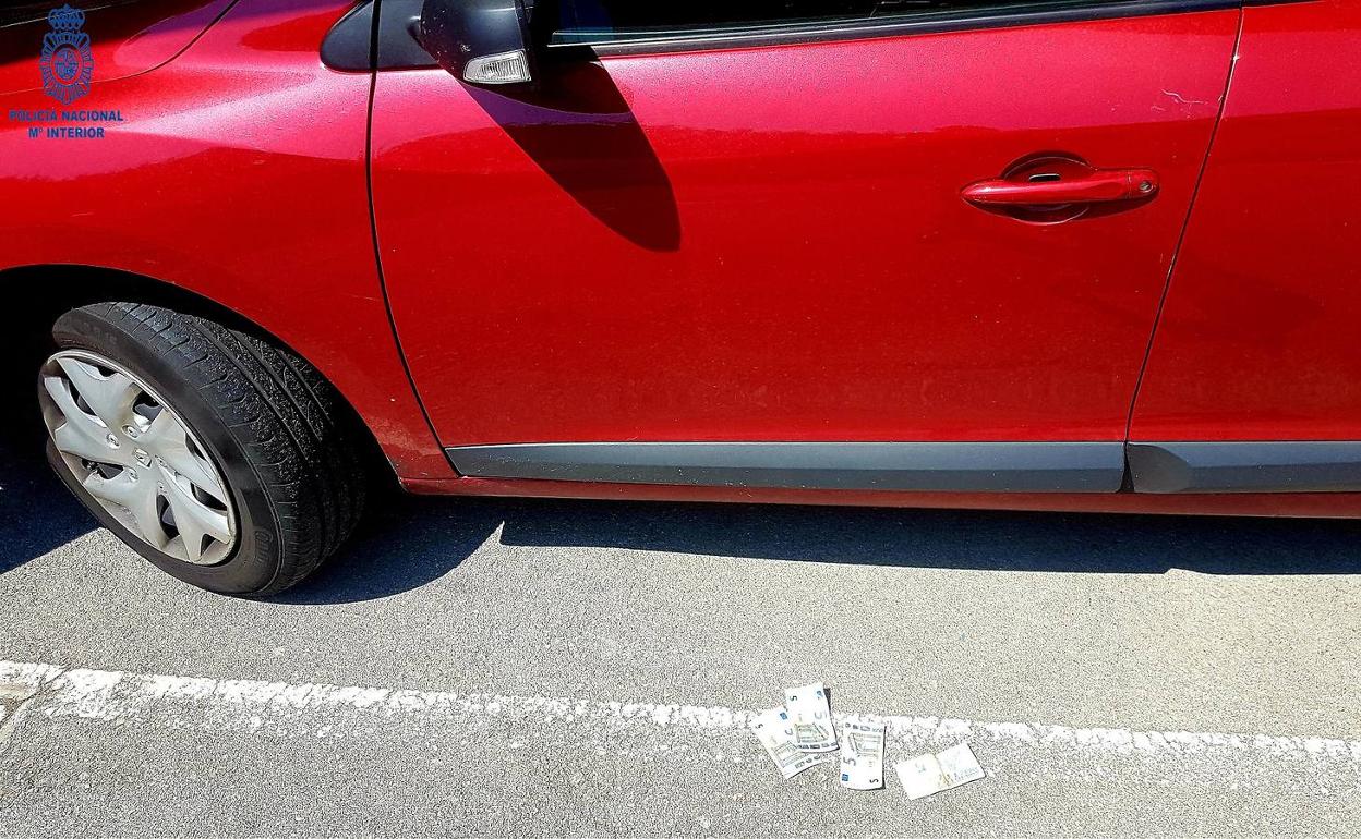 Tira billetes en el suelo para distraer a una mujer y robarle su dinero: El método 'siembra' llega a Santander