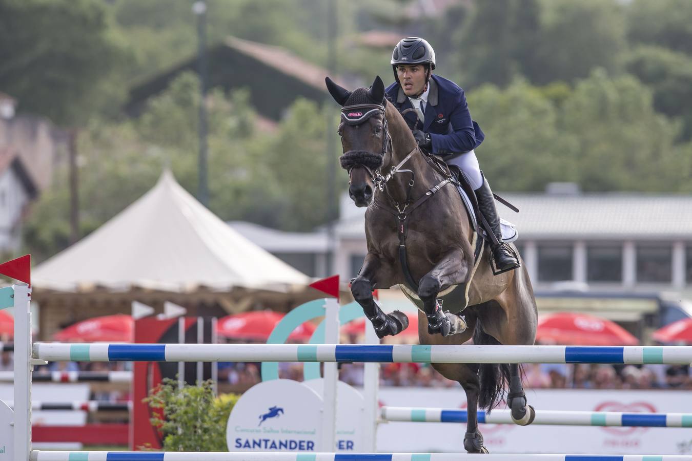 El jinete vitoriano González de Zárate ganó el Trofeo CaixaBank y la joven amazona cántabra Gabriela Pérez se hizo con el segundo puesto del Frigo, en una jornada que atrajo a multitud de personas a La Magdalena