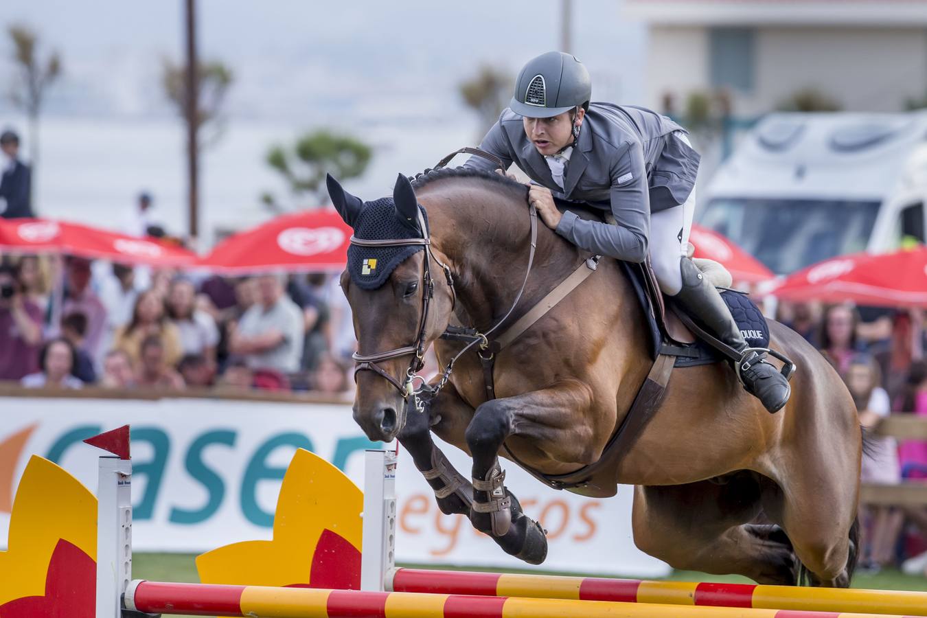 El jinete vitoriano González de Zárate ganó el Trofeo CaixaBank y la joven amazona cántabra Gabriela Pérez se hizo con el segundo puesto del Frigo, en una jornada que atrajo a multitud de personas a La Magdalena