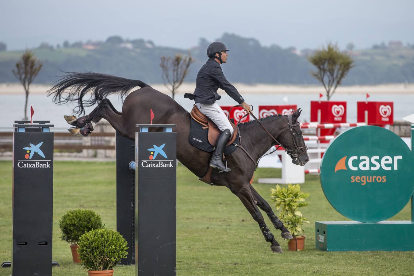 El jinete vitoriano González de Zárate ganó el Trofeo CaixaBank y la joven amazona cántabra Gabriela Pérez se hizo con el segundo puesto del Frigo, en una jornada que atrajo a multitud de personas a La Magdalena