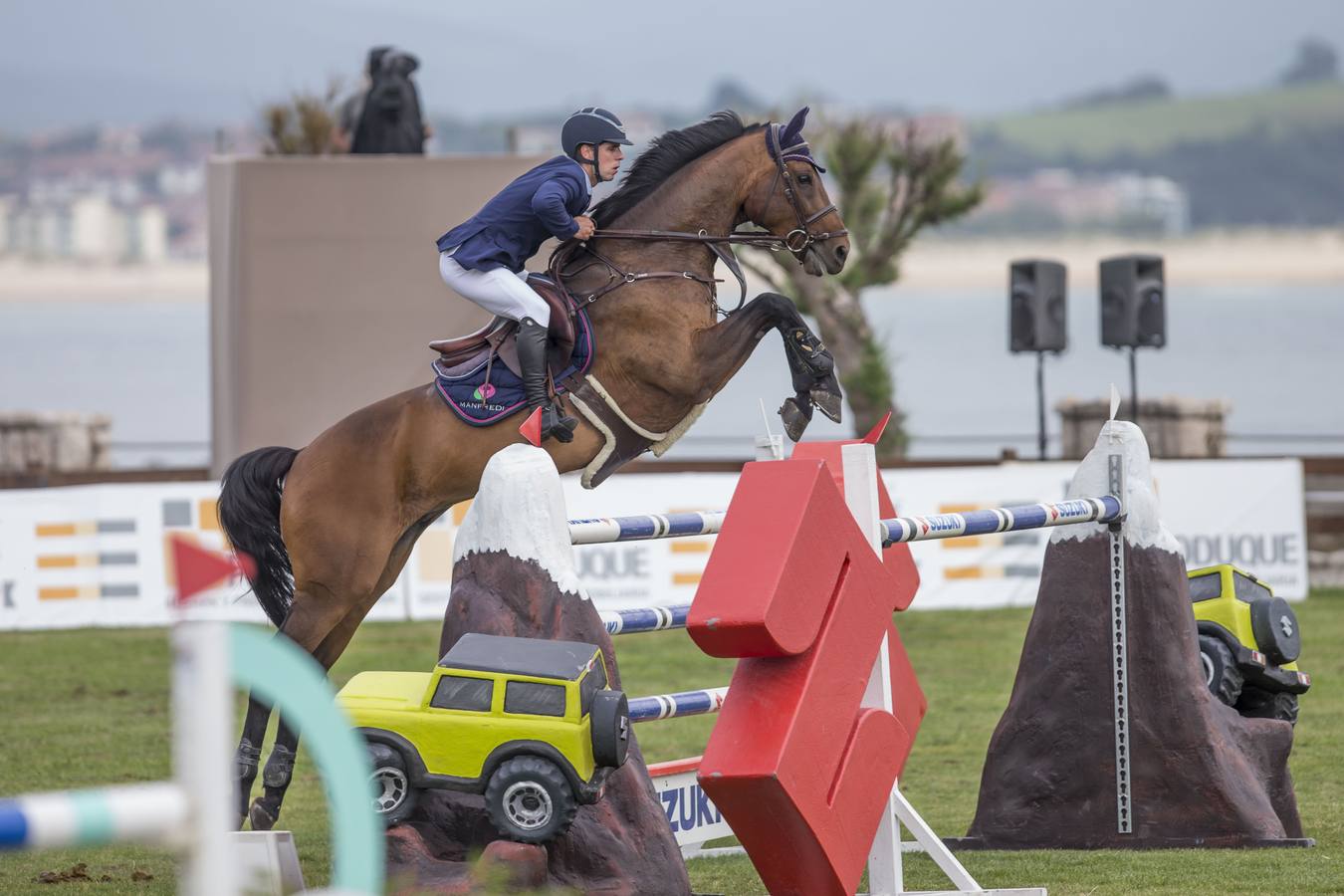 El jinete vitoriano González de Zárate ganó el Trofeo CaixaBank y la joven amazona cántabra Gabriela Pérez se hizo con el segundo puesto del Frigo, en una jornada que atrajo a multitud de personas a La Magdalena