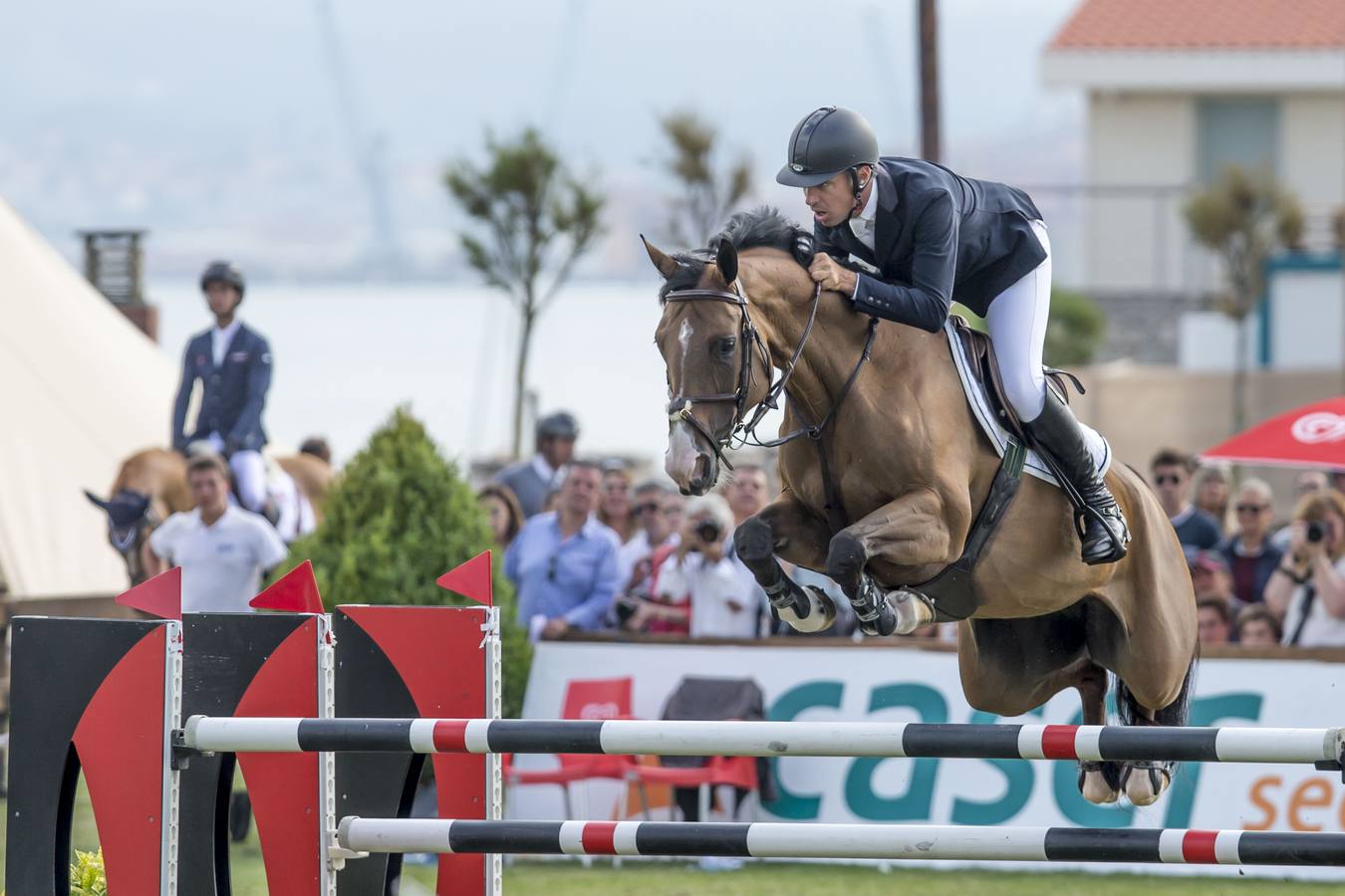 El jinete vitoriano González de Zárate ganó el Trofeo CaixaBank y la joven amazona cántabra Gabriela Pérez se hizo con el segundo puesto del Frigo, en una jornada que atrajo a multitud de personas a La Magdalena