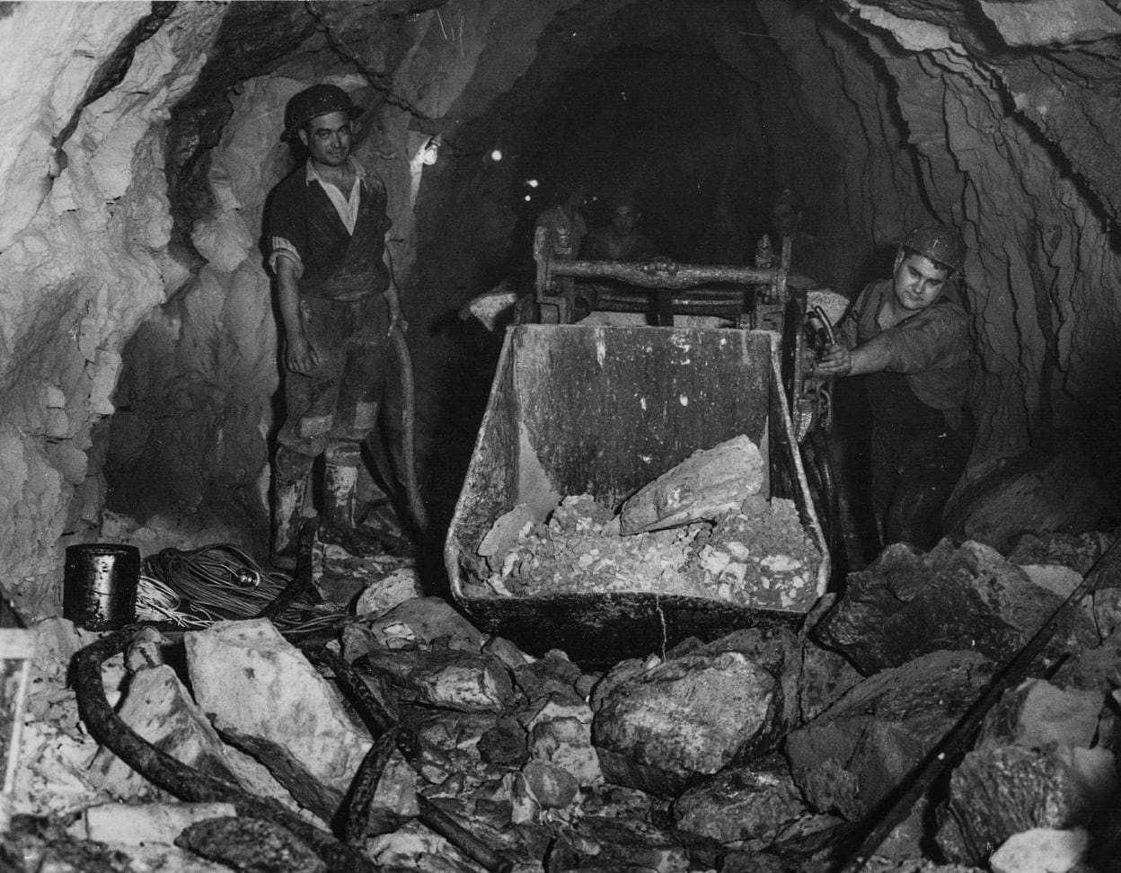 Un grupo de obreros en el interior del túnel de La Engaña.