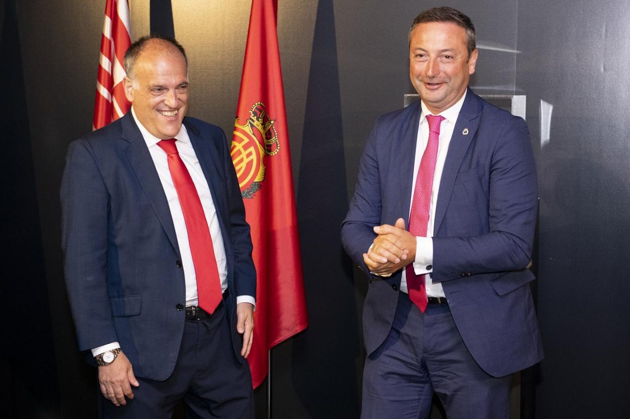 Javier Tebas (i) y Alfredo Pérez, en la ceremonia de bienvenida a los clubes recién ascendidos a la Liga Santander y LaLiga 123. 