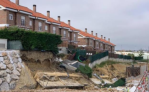 Imagen del pasado martes, poco después del derrumbe del muro, que afecta a los jardines de varias viviendas. 