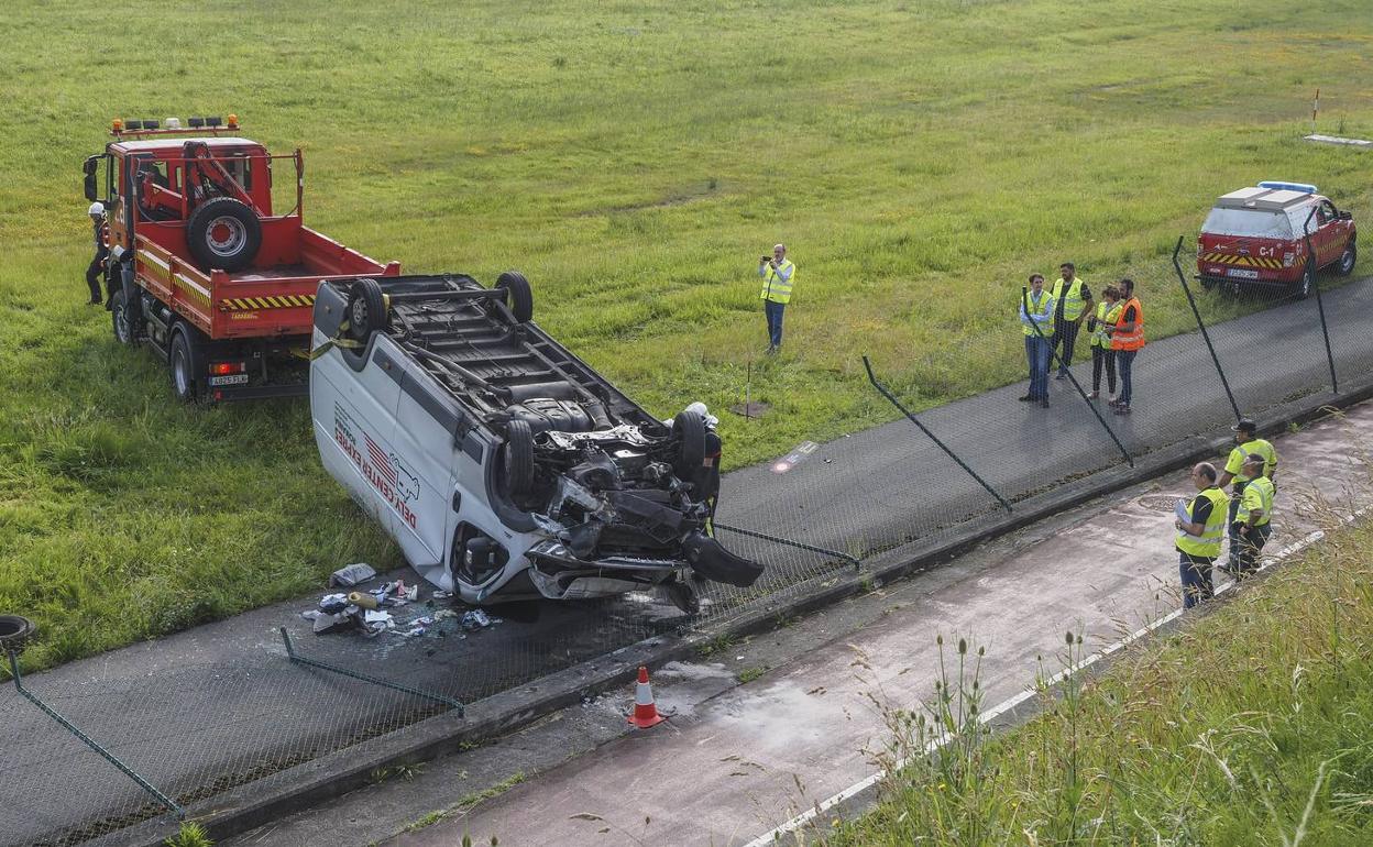 Una furgoneta 'vuela' hasta el aeropuerto desde la rotonda de Valle Real