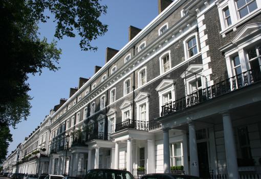 Una de las fachadas del exclusivo barrio londinense de Knightsbridge, donde residía Al Qasimi