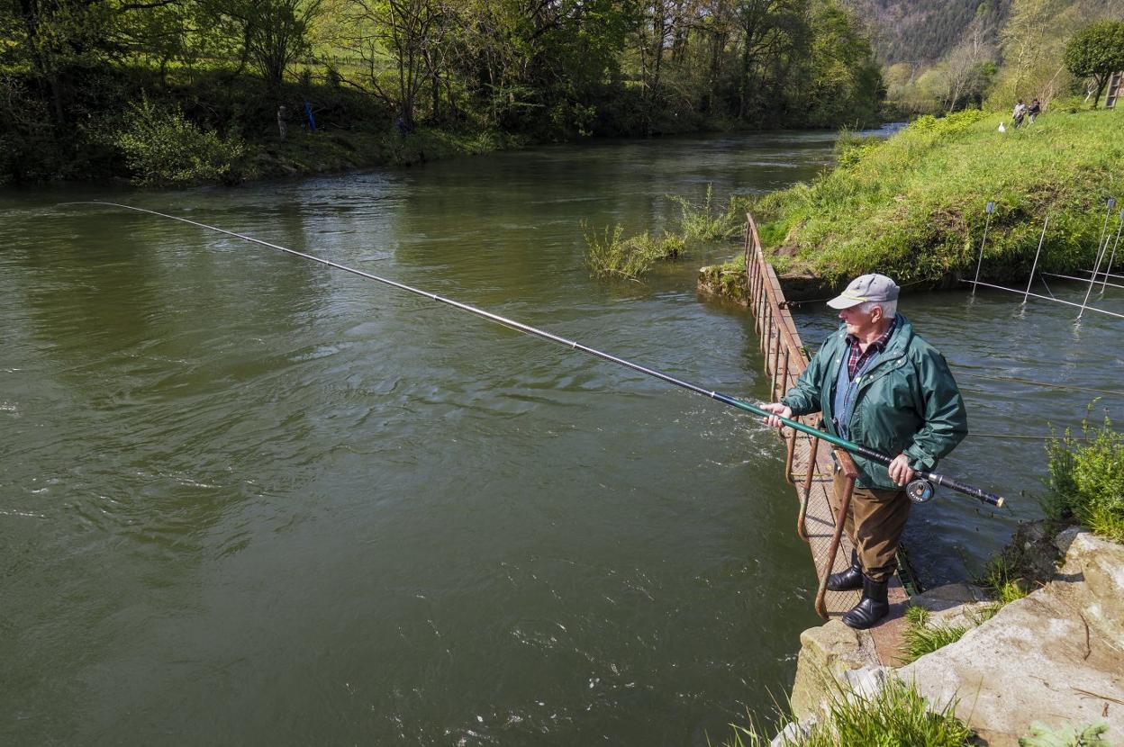 Un pescador con su caña, en la cuenca del río Asón. 