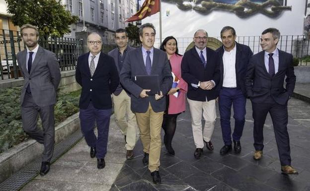 Por la izquierda y con sus funciones actuales, Felipe Piña (Transportes), Antonio Bocanegra (Sicán), Manuel Bahíllo (Año Jubilar), Francisco Martín, Mónica Berrazueta (secretaria general), Javier Carrión (Cantur), Raúl Pelayo (Industria) y Jorge Muyo (Innovación). roberto 