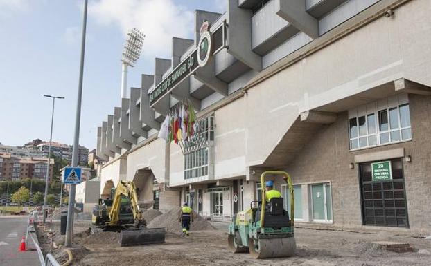 El perímetro de los Campos de Sport está levantado y en pleno proceso de urbanización. Se comenzó hace unas semanas y se espera que concluya a finales de agosto.Por el momento afecta a la zona Sur y Oeste del estadio. 