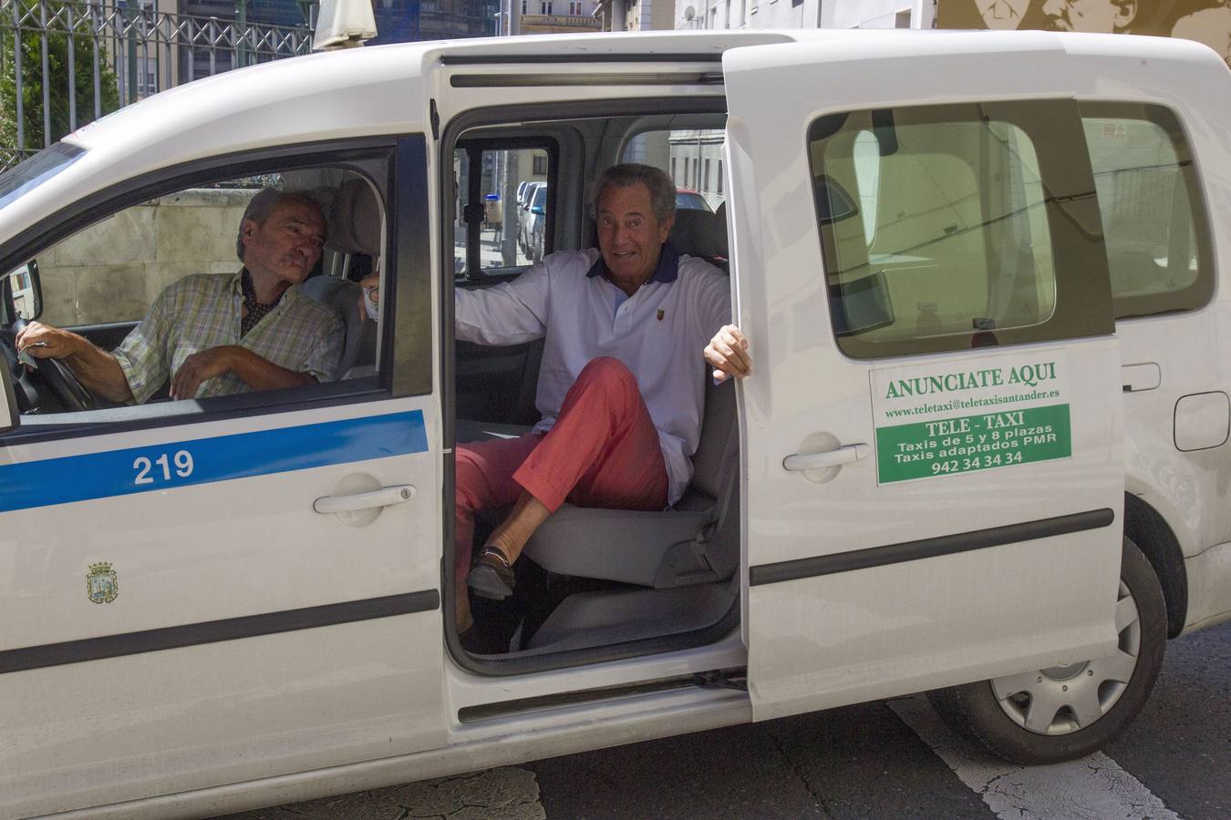 Llegada en taxi del actor Arturo Fernández para participar en el Ciclo Talía, en Teatro Casyc. 
