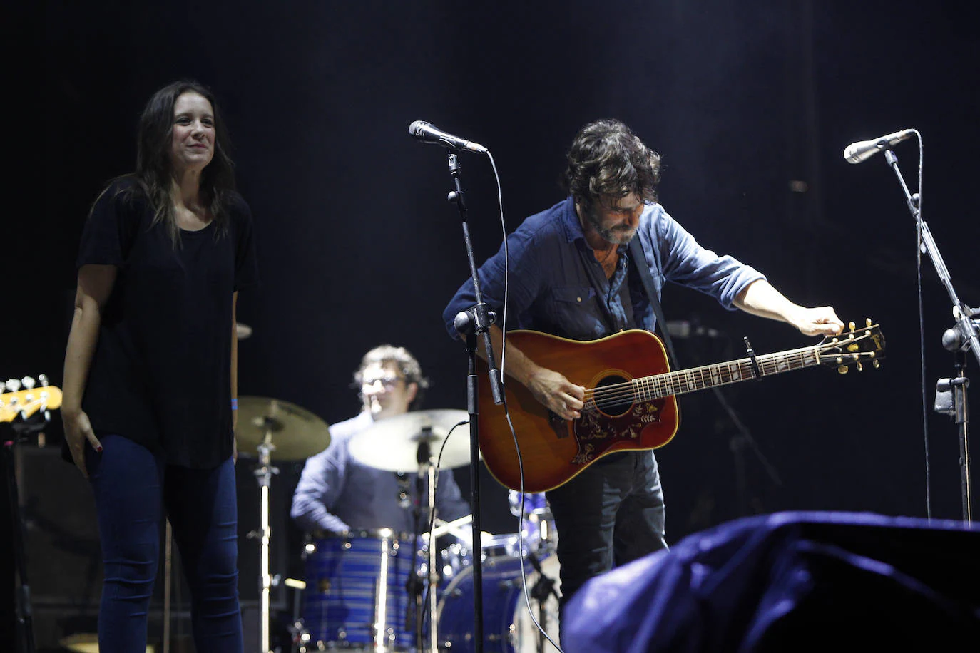 El festival Música en Grande arrancó anoche con más de cuatro horas de música en directo y desafiando a la lluvia que también fue protagonista en la jornada inaugural. Una primera toma de contacto marcada por el talento nacional de Quique González, Carlos Tarque-cantante de M-Clan, Sidecars y Senártica, que a pesar del agua ofrecieron un gran espectáculo para no defraudar en la noche más rockera del cartel. 