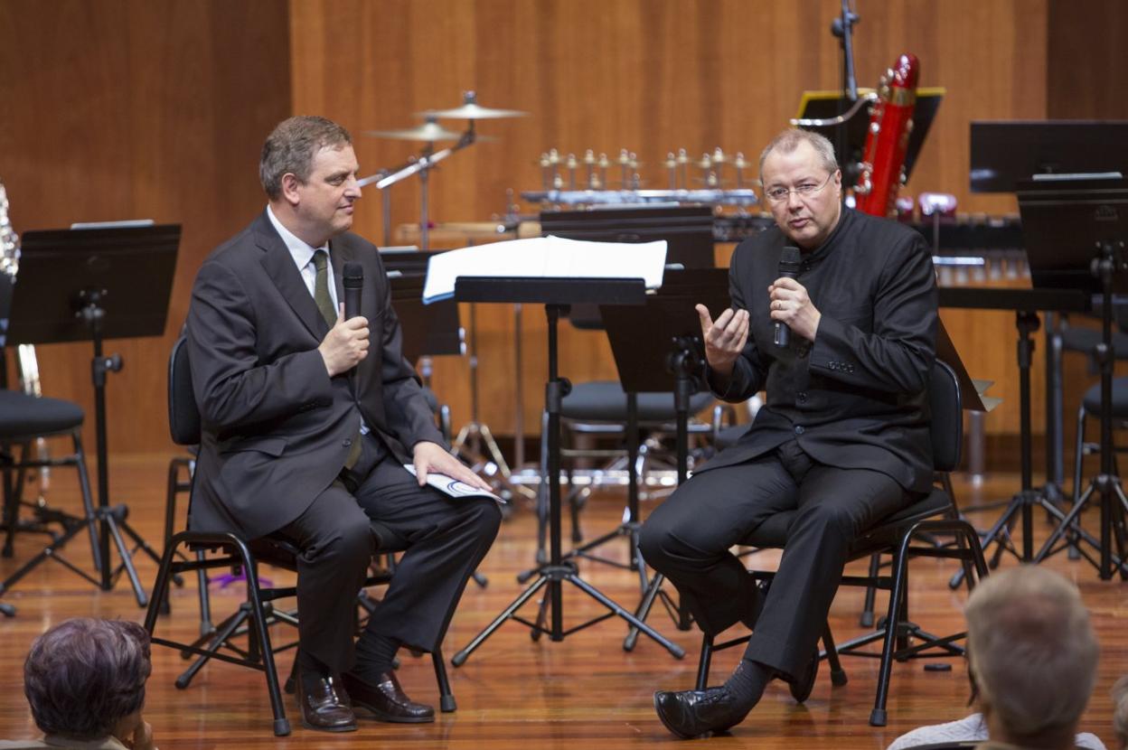 Álvaro Guibert, crítico musical junto al director Stefan Asbury, en el Auditorio Sony de la Escuela de Música Reina Sofía.