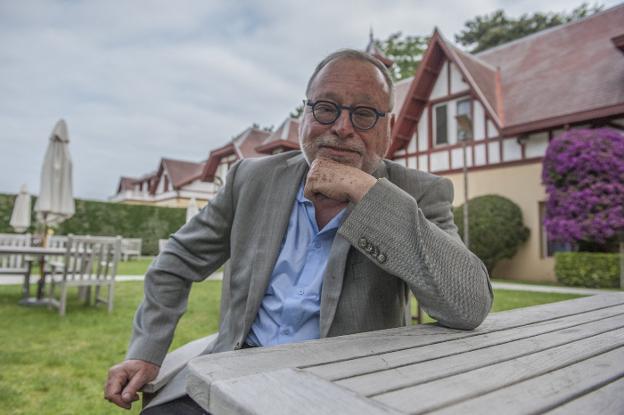 Fernando Savater, ayer, en las Caballerizas del Palacio de La Magdalena, donde analizó el poder y el contrapoder del periodismo.