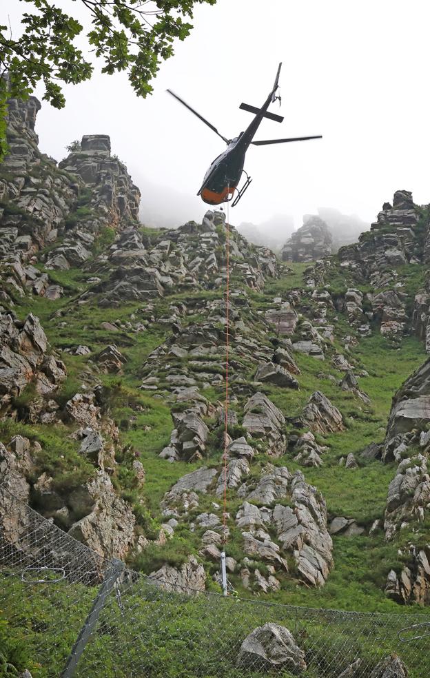 Un helicóptero traslada una de las piezas hasta el punto en que será instalada. 