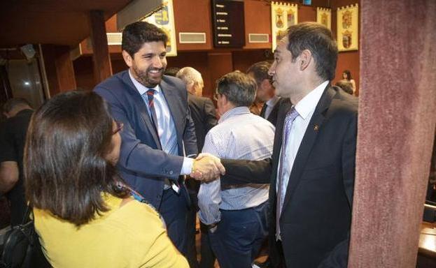 Fernando López Miras saluda a Juan José Liarte durante el debate de investidura del pasado martes.
