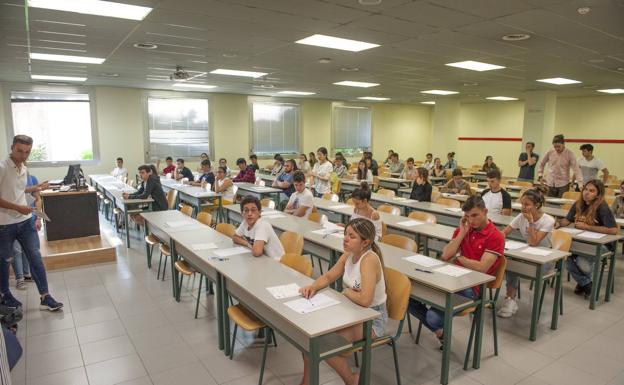 Estudiantes a las puertas de la Facultad de Económicas y Derecho. 