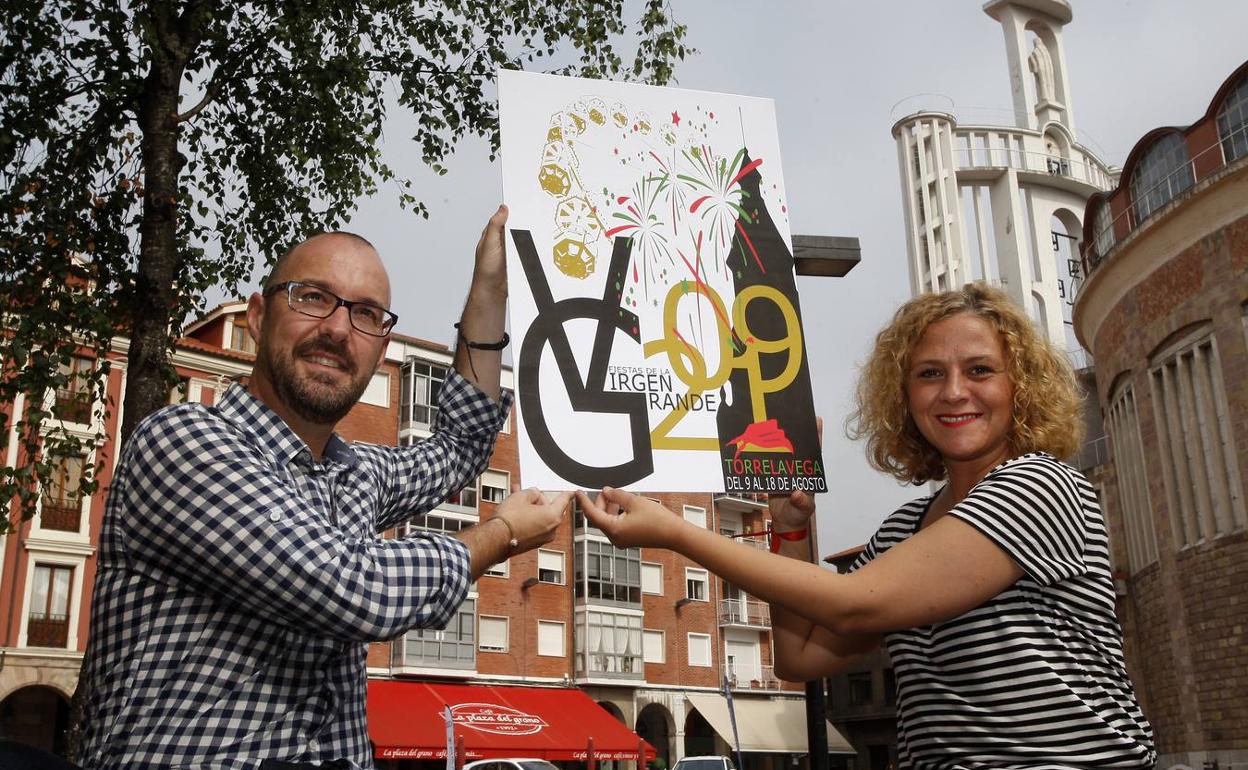 El diseñador del cartel Sergio Argos, junto a la concejala de Festejos, Patricia Portilla.