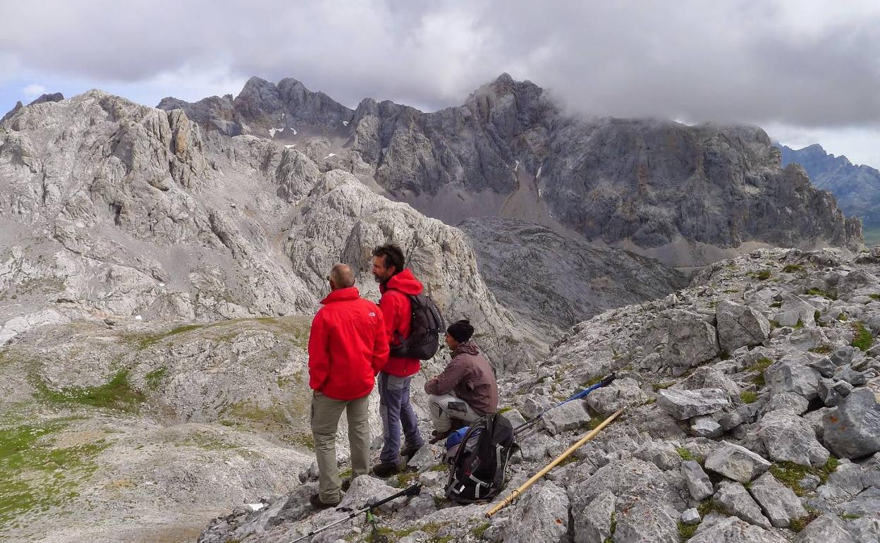 Imagen de tres montañeros en la ruta de La Padiorna. 
