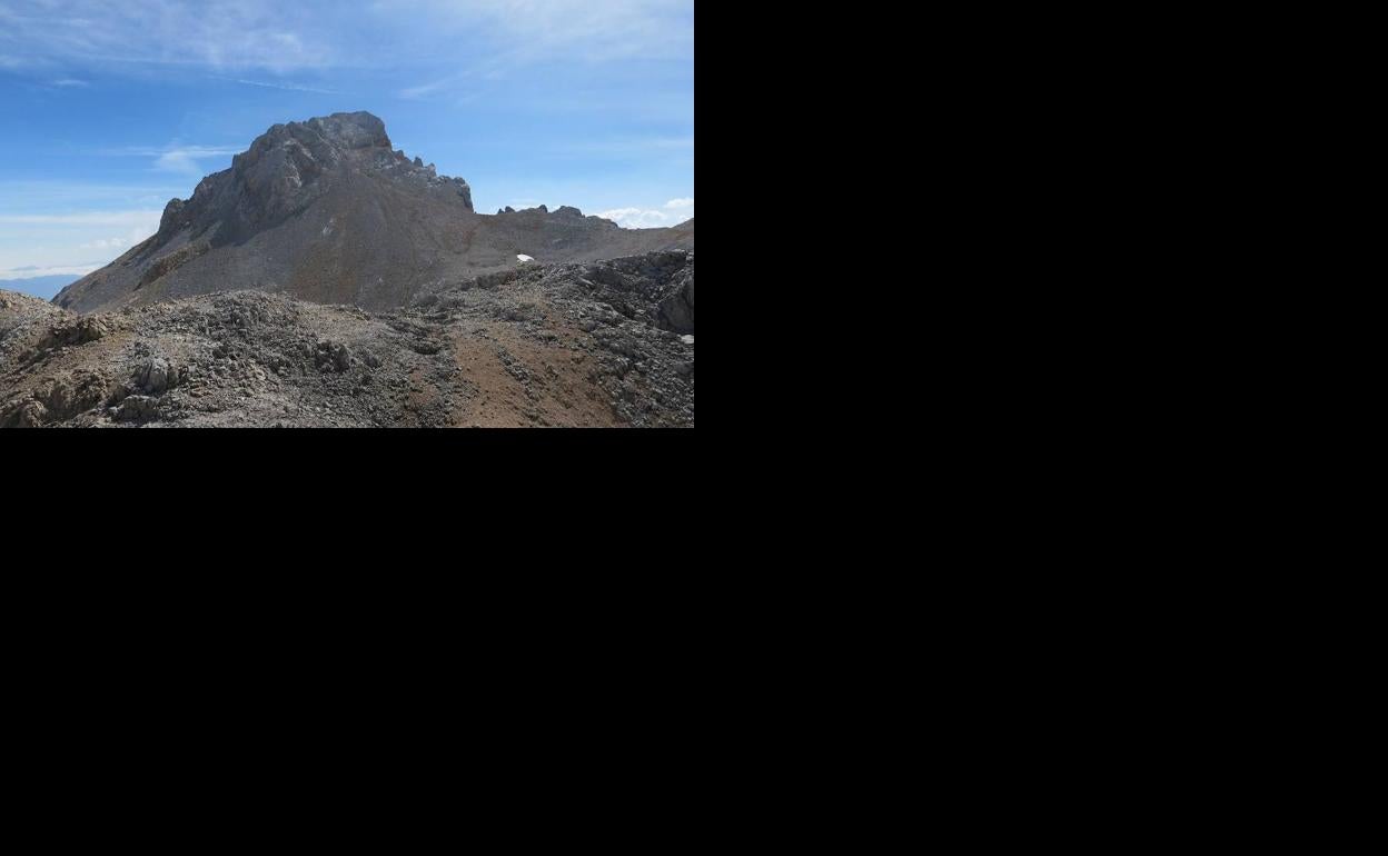 Vista de Peña Vieja desde la Collada la Canalona. /